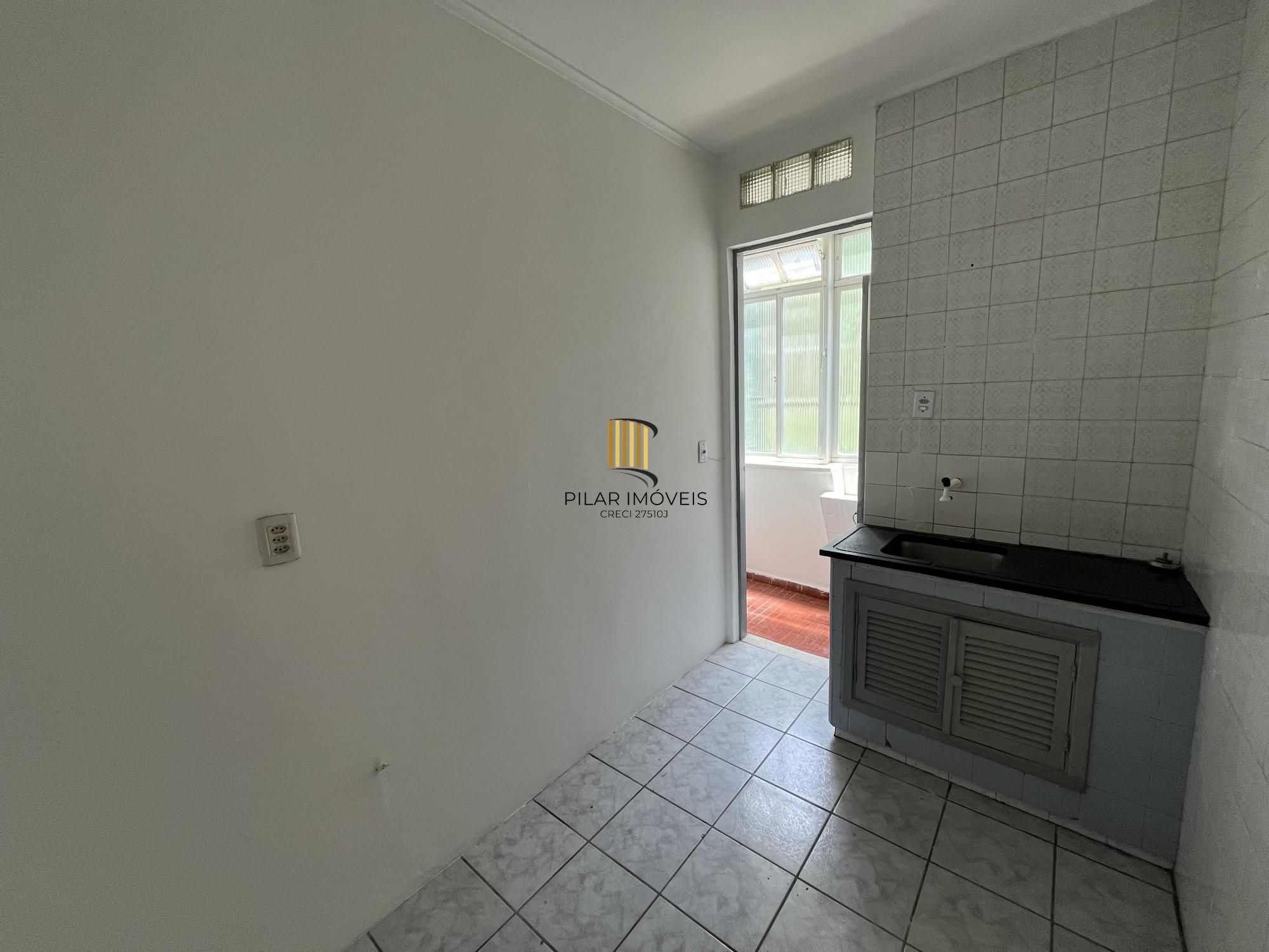 Apartamento de dois quartos em prédio com elevador no bairro Bom Fim em POA/RS