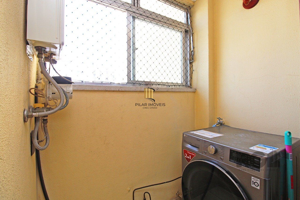 Vende Apartamento de cobertura duplex de 2 dormitórios com garagem escriturada e semi-mobiliado, no bairro Cidade Baixa.