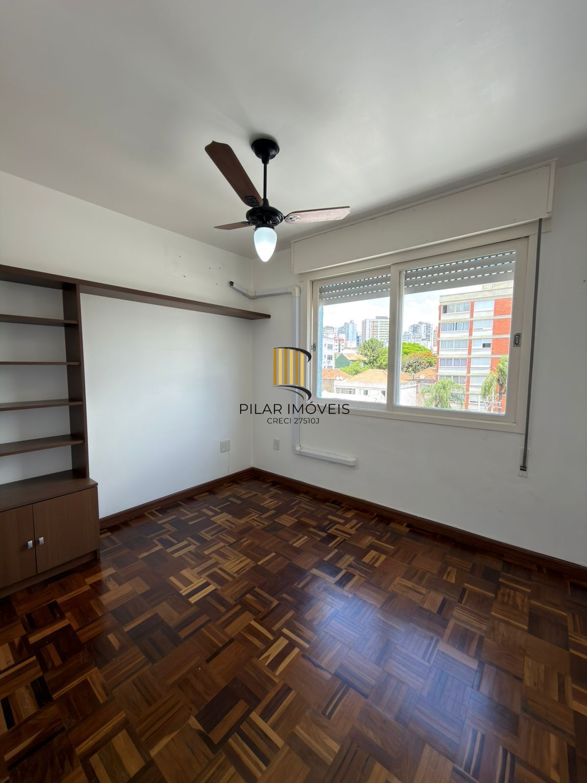 Apartamento de 2 quartos e 1 vaga de garagem no bairro Floresta em POA