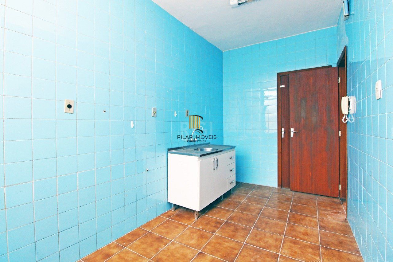 Apartamento de 2 (dois) dormitórios, com excelente localização, no Bairro Petrópolis. Amplo living, cozinha e área de serviço, banho social.