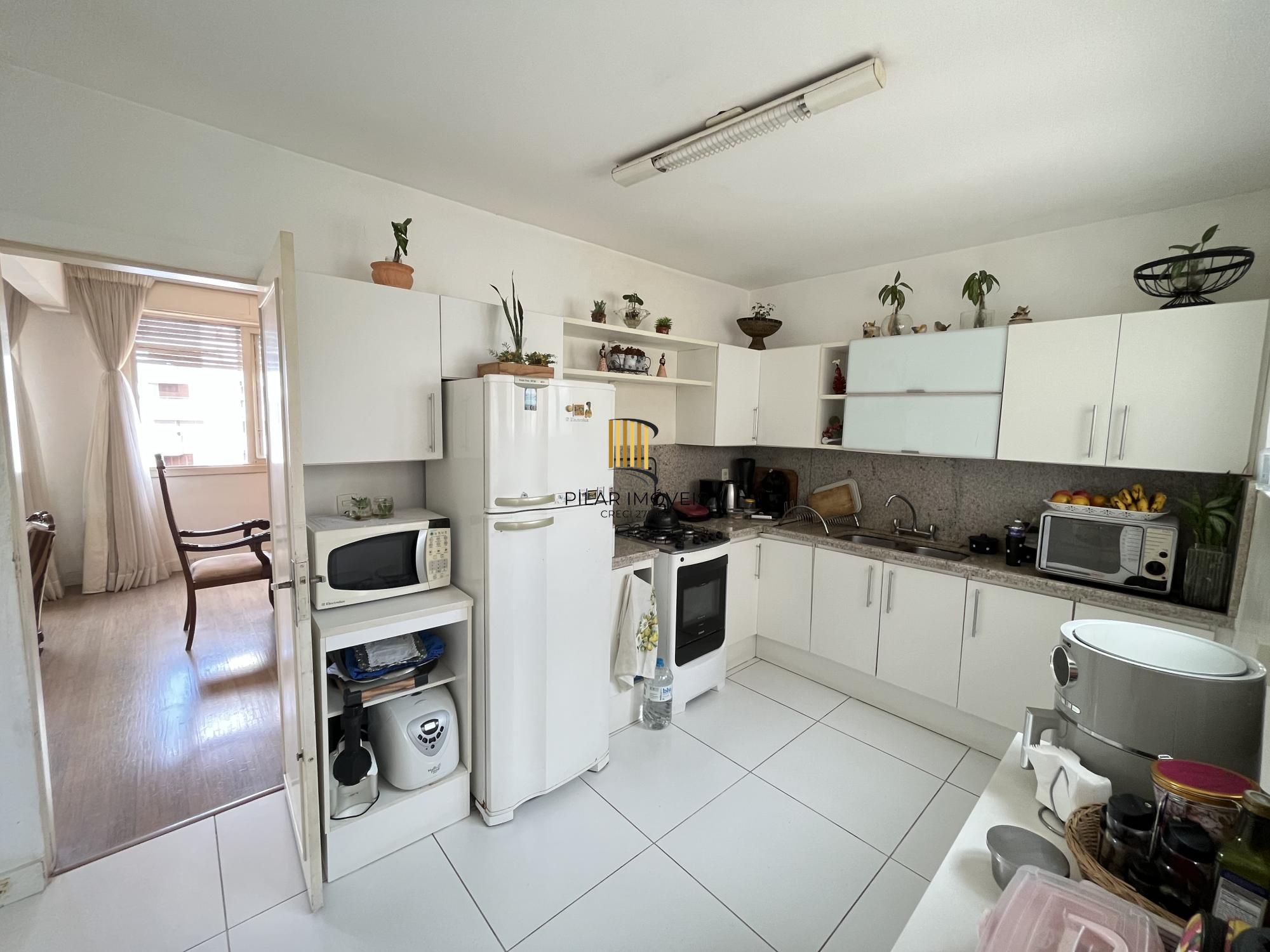 3 quartos, gabinete ou 4º quartos e 1 vaga de garagem junto ao Moinhos de Vento