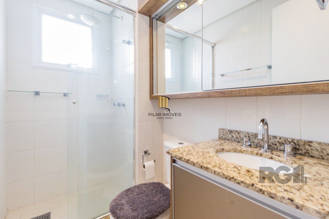   Excelente apartamento semi mobiliado de 3 quartos (dormitórios) transformados em 2 quartos, suíte, churrasqueira e 2 vagas de garagem no bairro Jardim Carvalho em Porto Alegre.