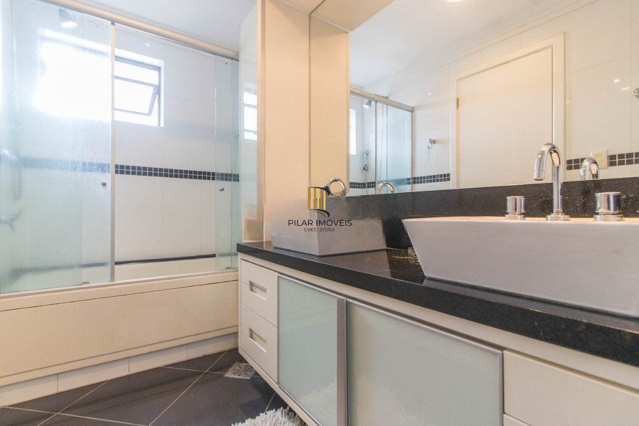 Apartamento com 3 suítes e 3 vagas de garagem no bairro Rio Branco em POA/RS