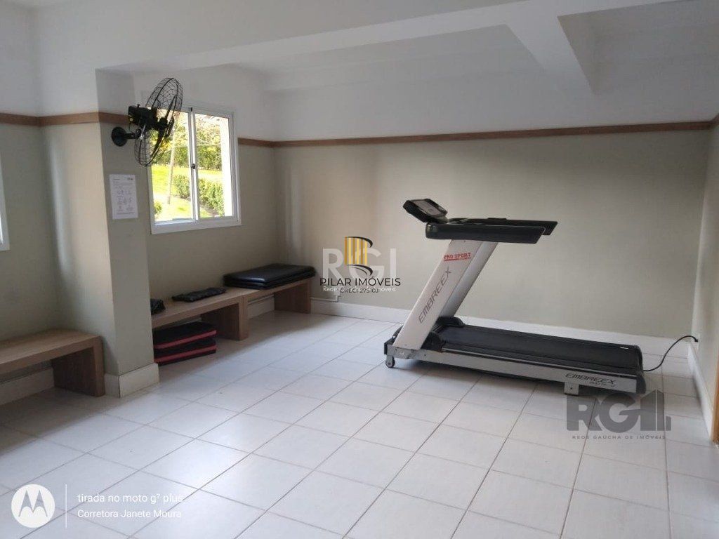 Apartamento de três dormitórios, suíte e uma vaga de garagem no bairro Jardim Carvalho em Porto Alegre.