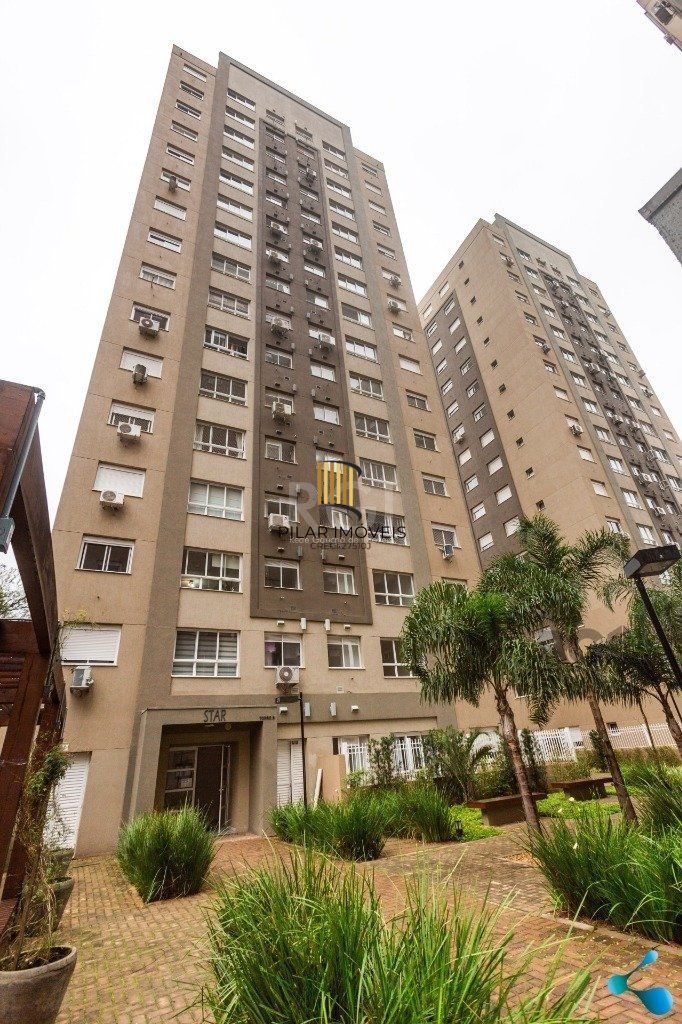 Apartamento com 75m² privativos, 2 dormitórios sendo 1 suíte, living dois ambientes,  imóvel arejado e iluminado.
