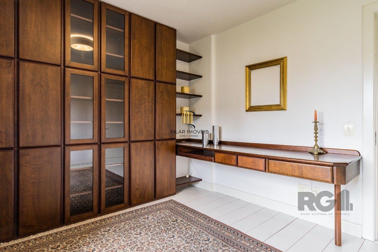 Apartamento de três quartos, suíte e duas vagas de garagem no bairro Mont Serrat em Porto Alere,