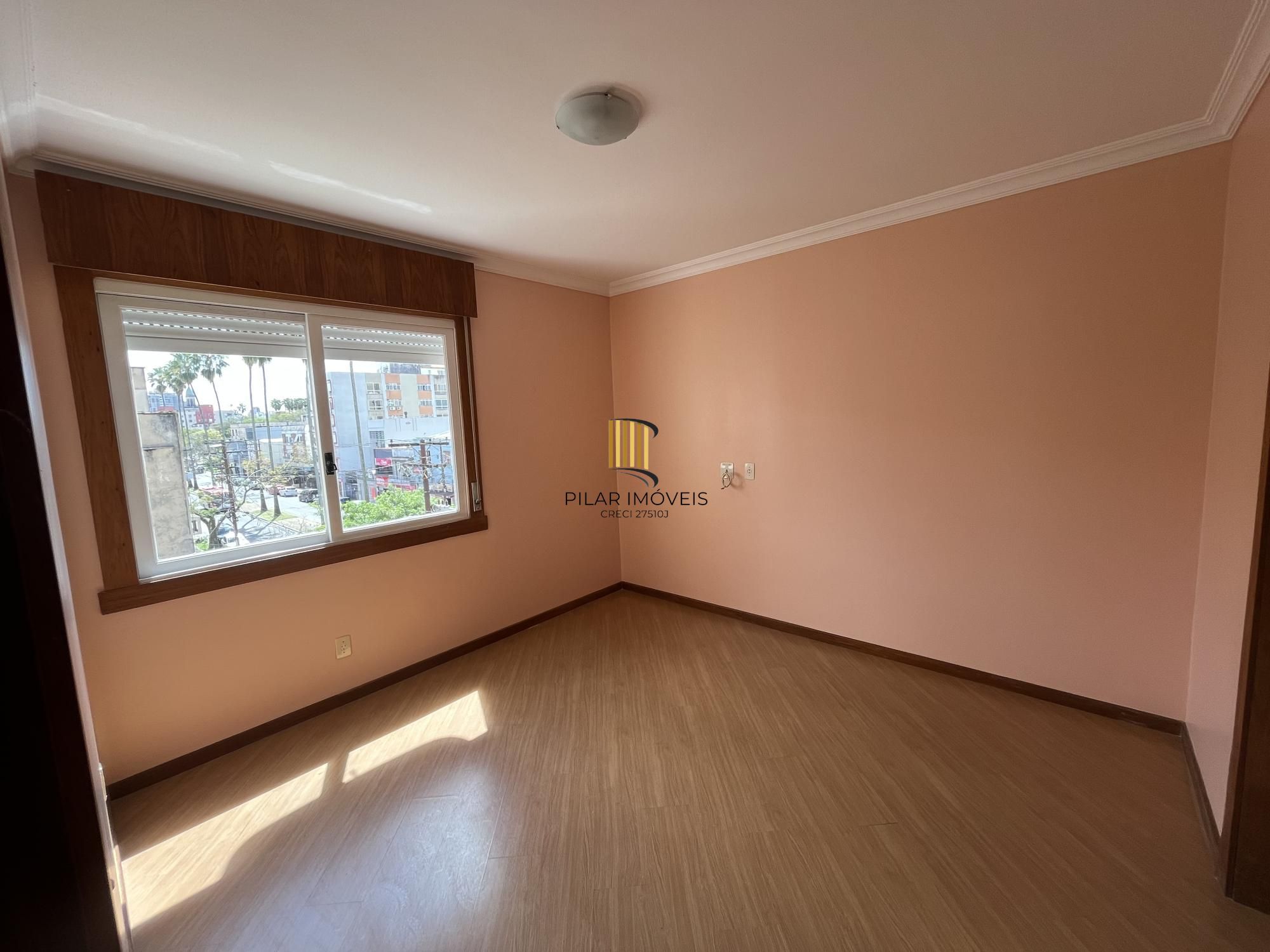 Apartamento de dois quartos, suíte e uma vaga de garagem no bairro Menino Deus