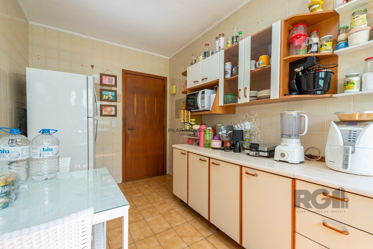 Apartamento de três quartos, suíte e uma vaga de garagem no bairro Petrópolis em Porto Alegre.