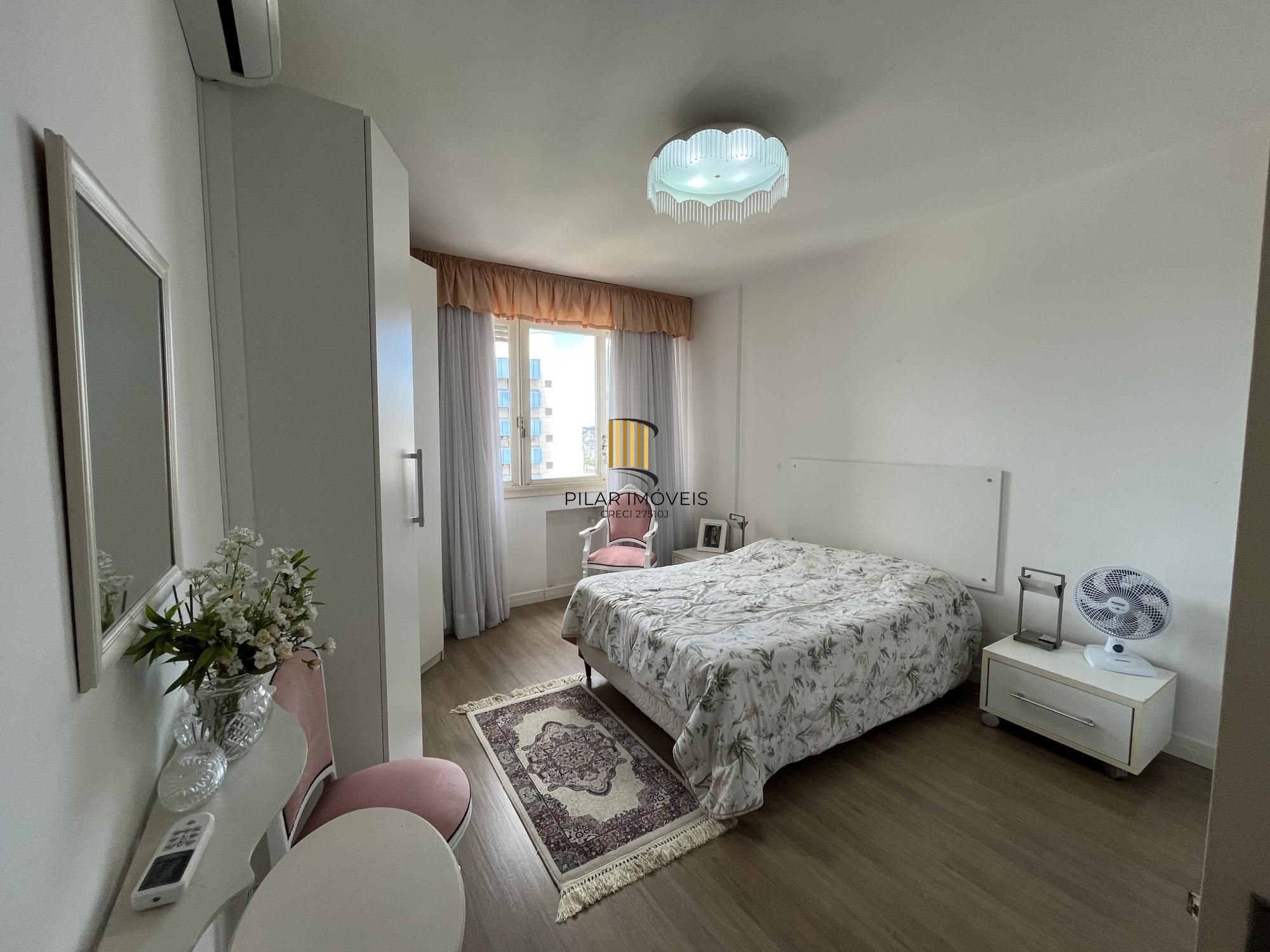 3 quartos, gabinete ou 4º quartos e 1 vaga de garagem junto ao Moinhos de Vento