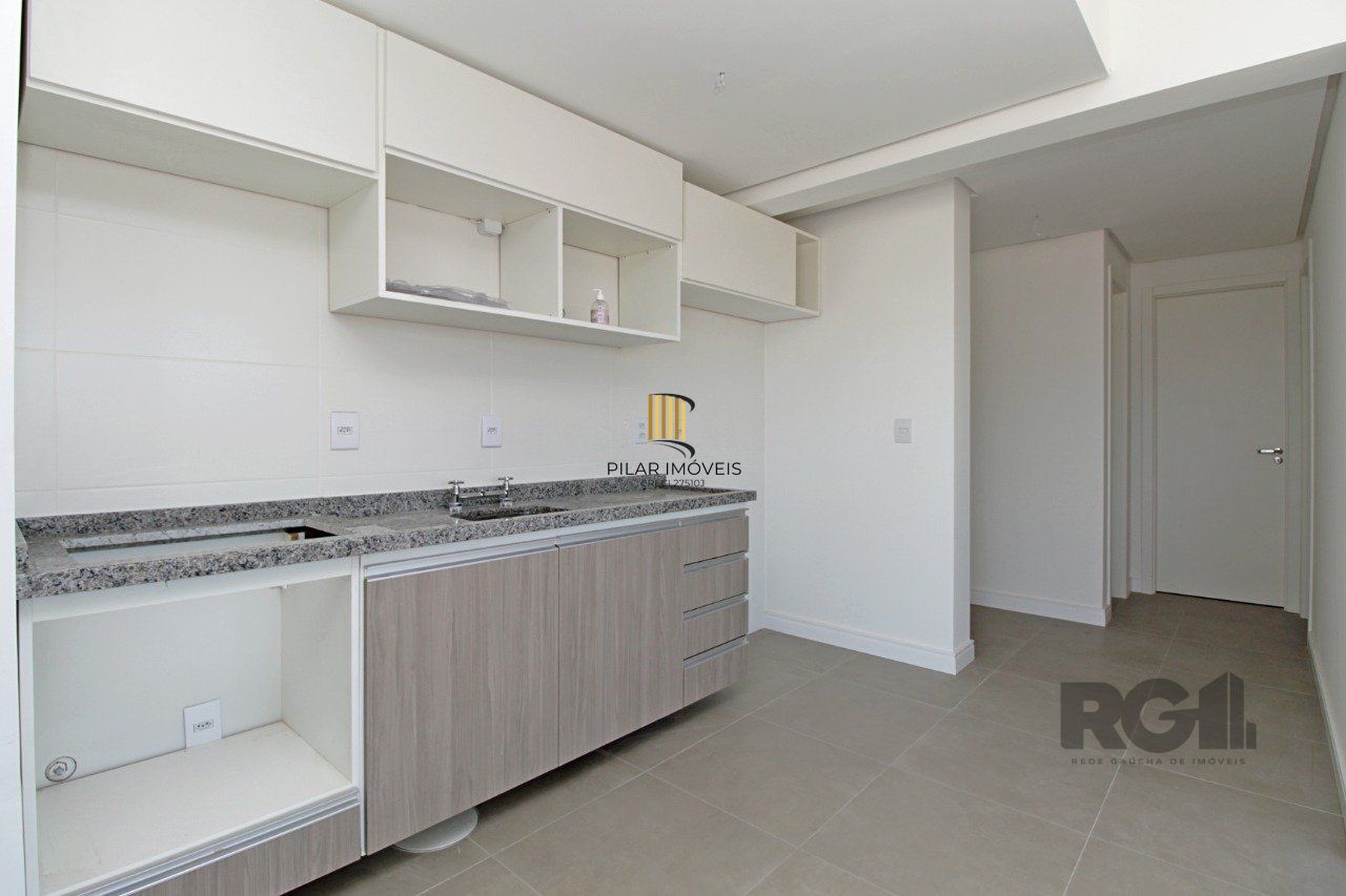 Apartamento de dois dormitórios, suíte e uma vaga de garagem no bairro Petrópolis em Porto Alegre.