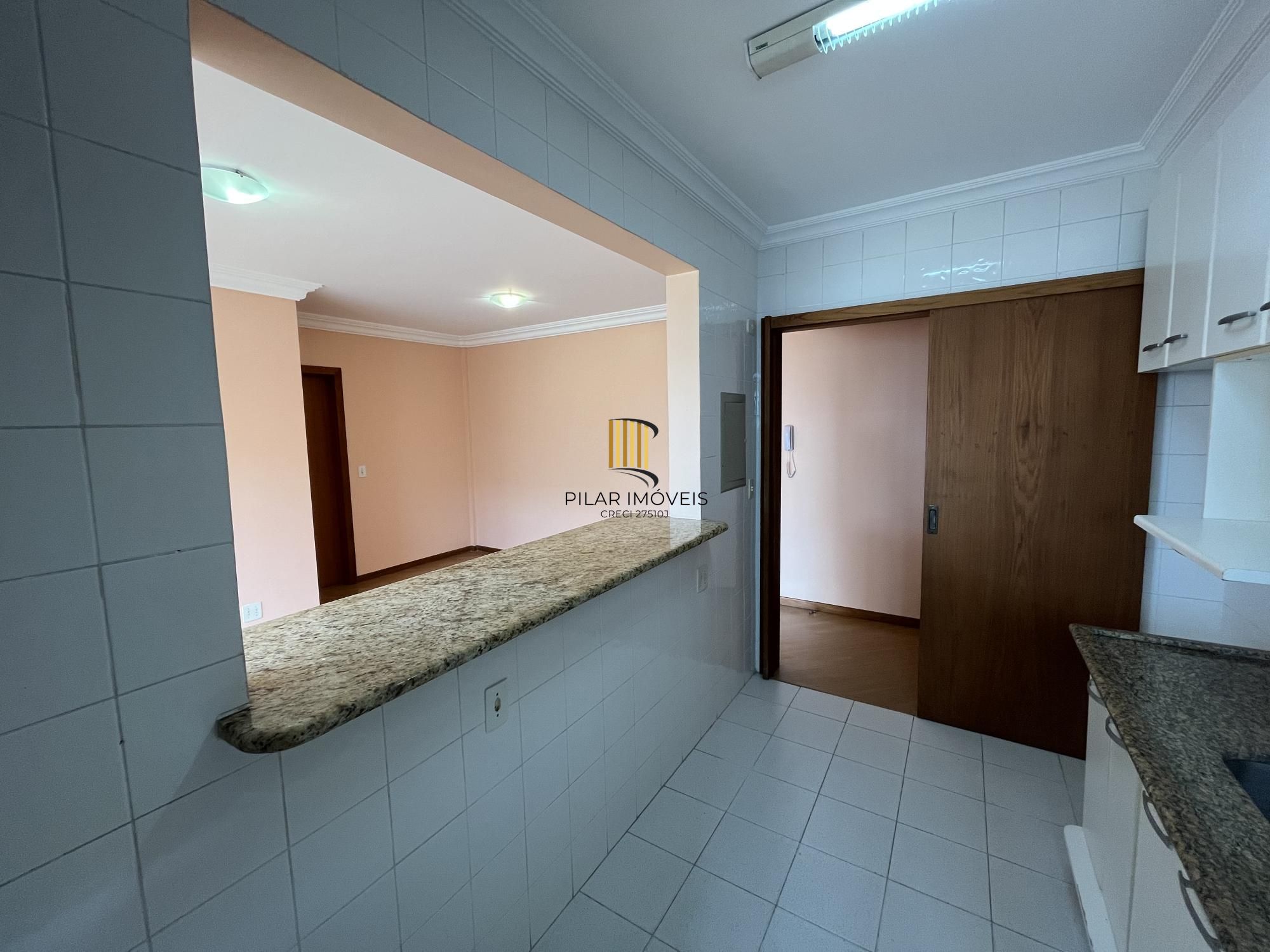 Apartamento de dois quartos, suíte e uma vaga de garagem no bairro Menino Deus