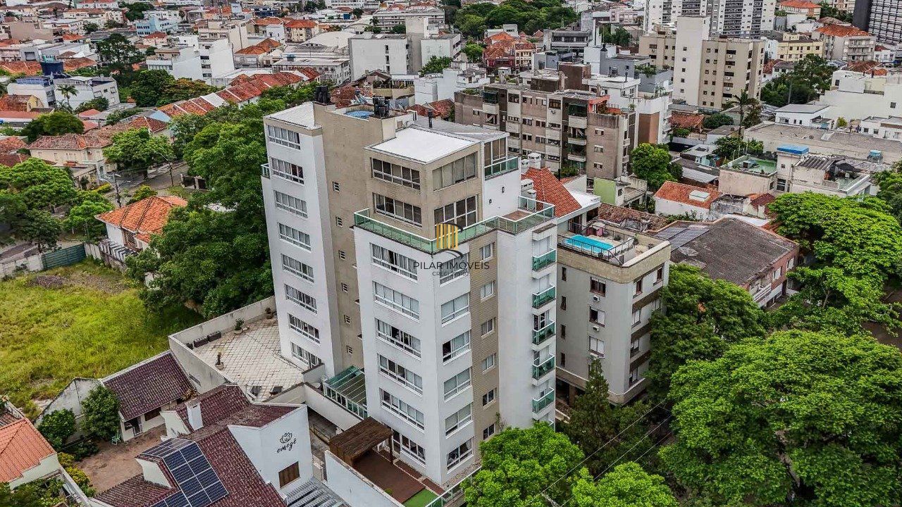Cobertura de um dormitório, suíte e duas vagas de garagem no bairro Higienópolis em Porto Alegre.