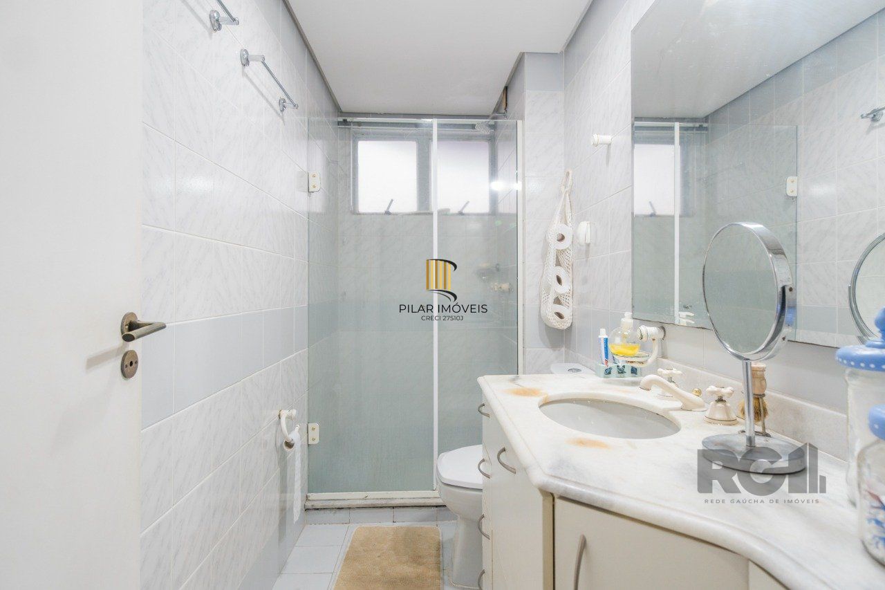 Apartamento de 1 quarto, sacada e uma vaga de garagem no bairro Santana POA/RS.
