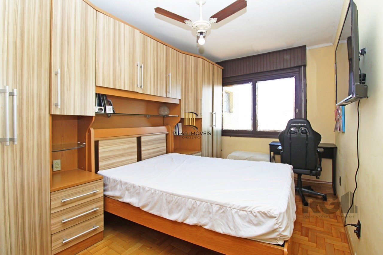 Vende Apartamento de cobertura duplex de 2 dormitórios com garagem escriturada e semi-mobiliado, no bairro Cidade Baixa.