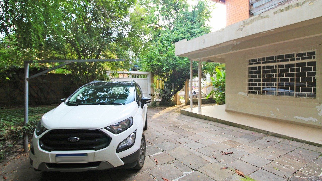 Casa com quatro (4) dormitórios,  duas (2) vagas de garagem, no bairro Passo da Areia em Porto Alegre.