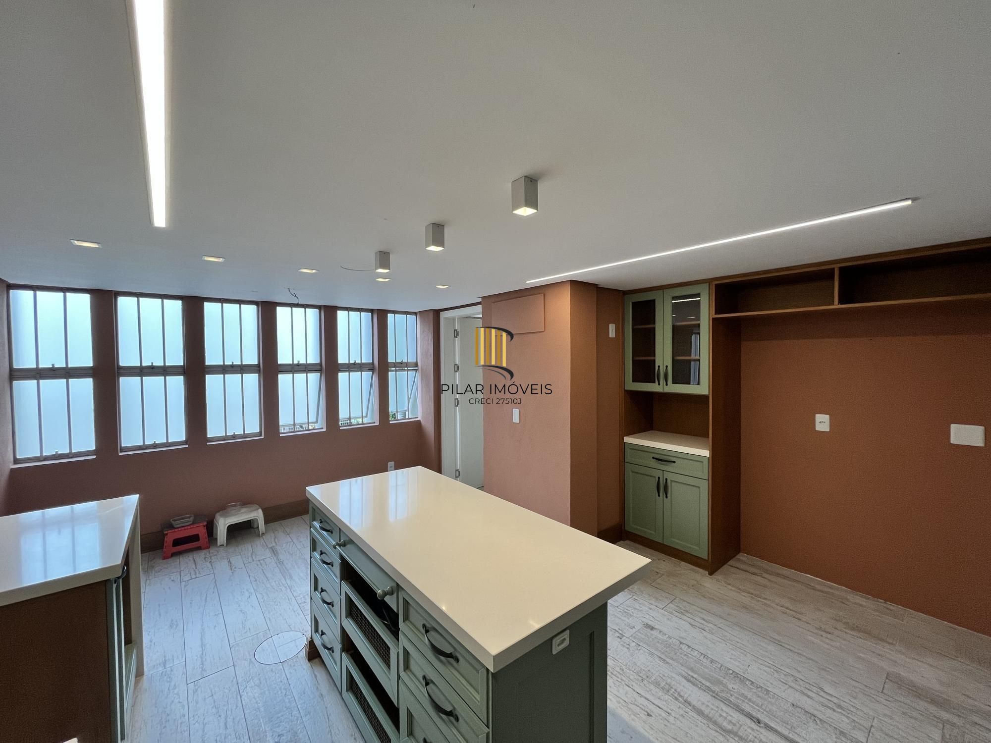 Apartamento de 4 quartos, suíte, amplo closet, dependência e 2 vagas de garagem