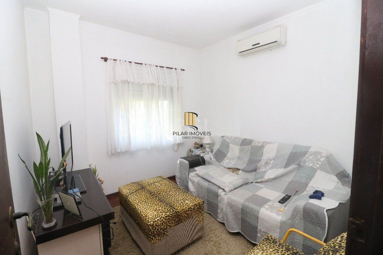 Casa para Venda - 250m²,  com  3 dormitórios, 1 suíte, sala ampla, copa cozinha, churrasqueira, lareira, banheiro social, dependência de empregada, 3 vagas - Medianeira