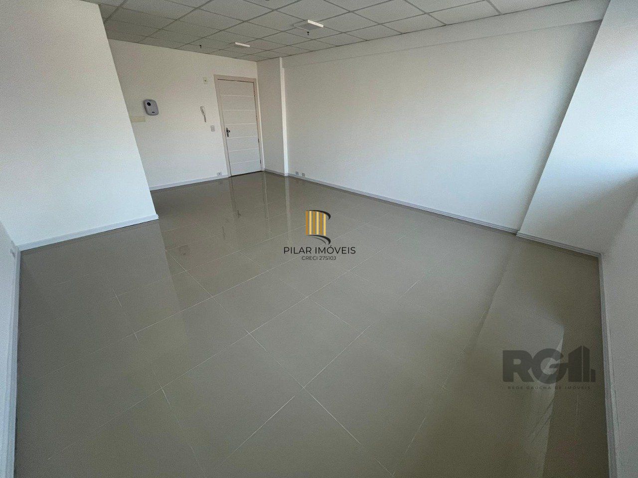 Sala comercial desocupada no edifício Baltimore, bairro Bom Fim em Porto Alegre.