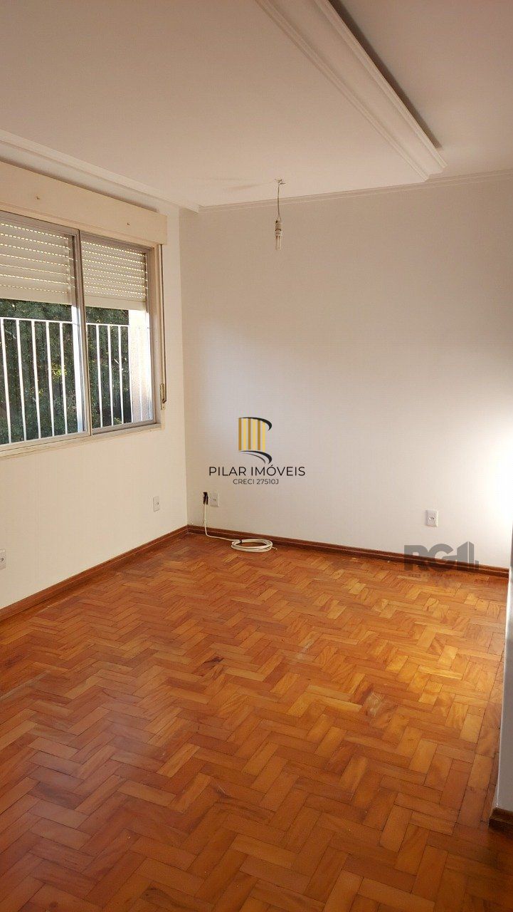 Apartamento de dois dormitórios com uma vaga de garagem no bairro Cristal em Porto Alegre.