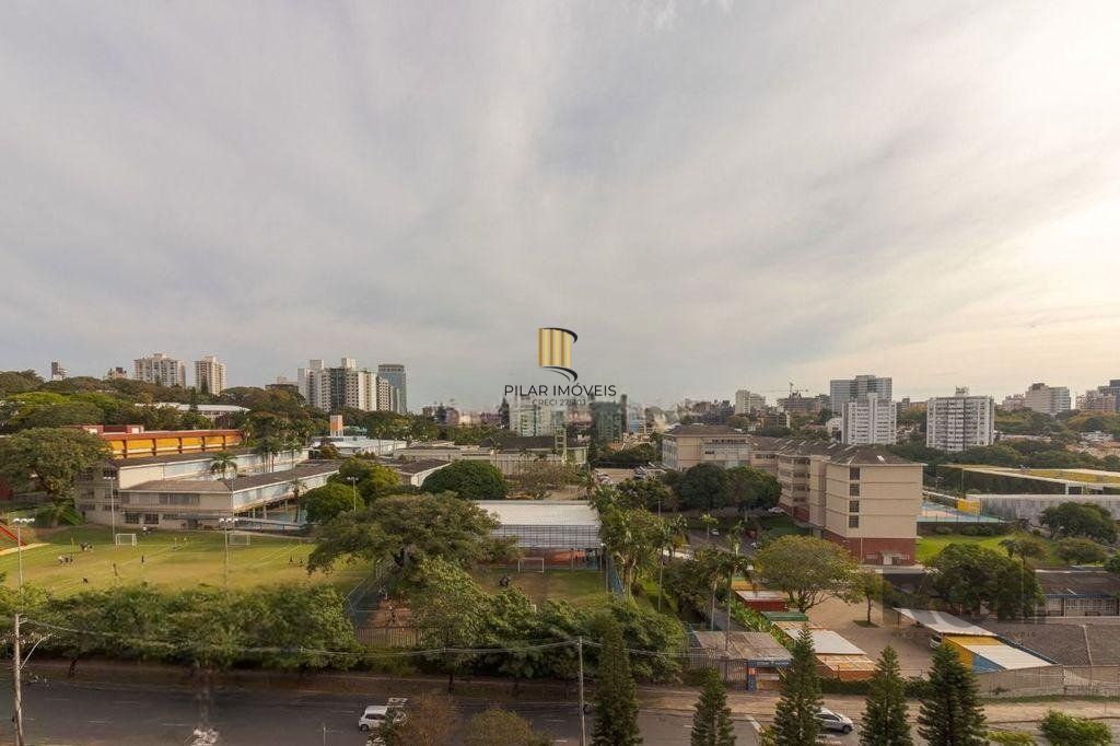 Apartamento de 138m² privativos, 3 dormitórios sendo 1 suíte. Living para 3 bons ambientes com espaço churrasco, sacada integrada e sala de estar. Cozinha com área de serviço separada.