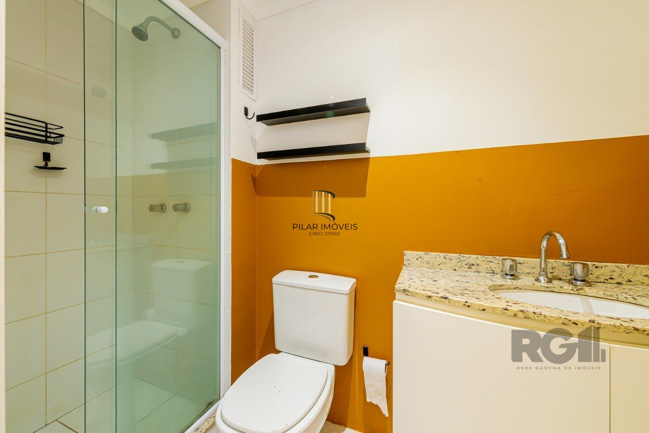 Apartamento de um quarto, suíte e uma vaga de garagem no bairro Santa Cecilia em Porto Alegre.