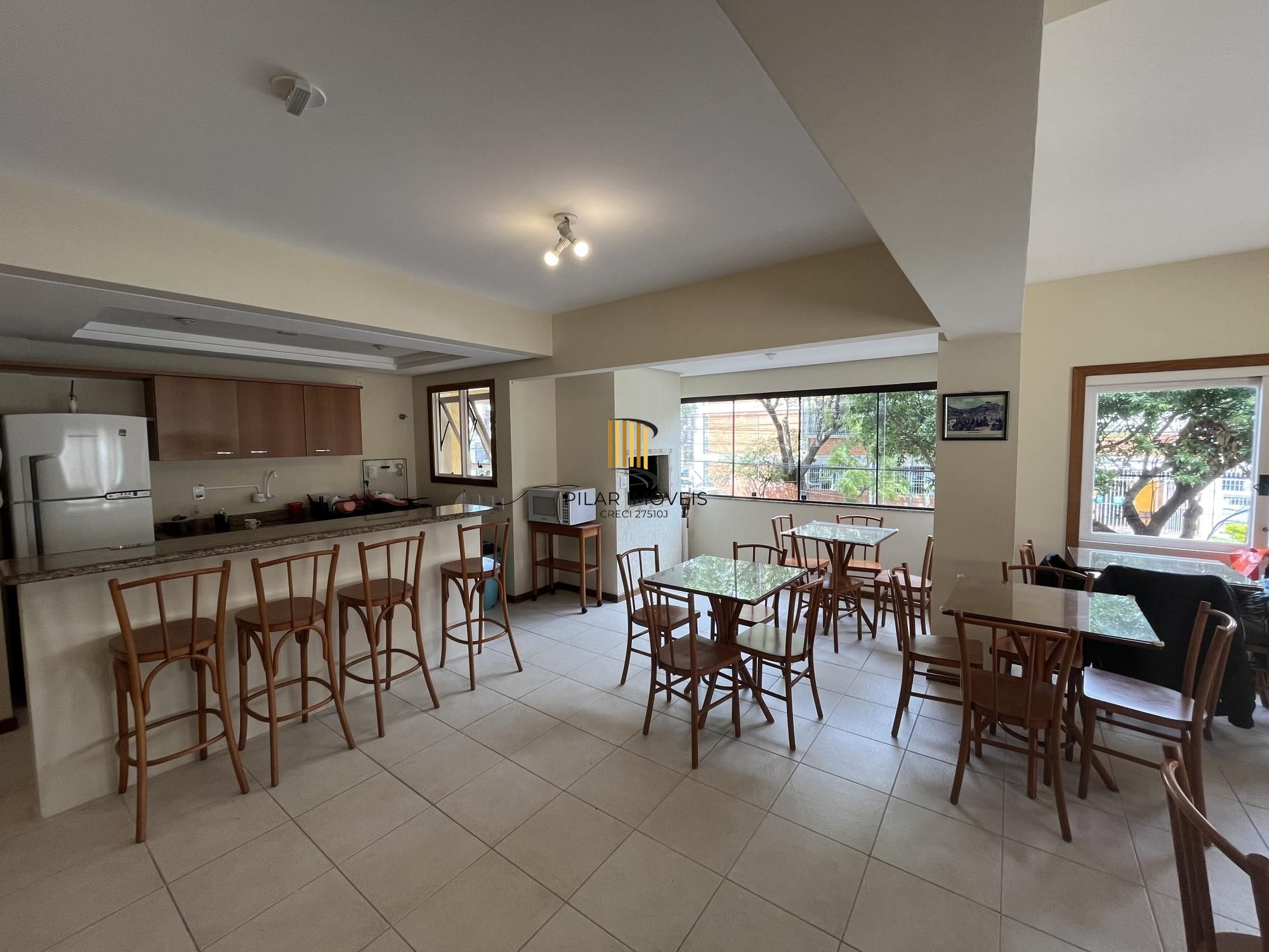 Apartamento de dois quartos, suíte e uma vaga de garagem no bairro Menino Deus