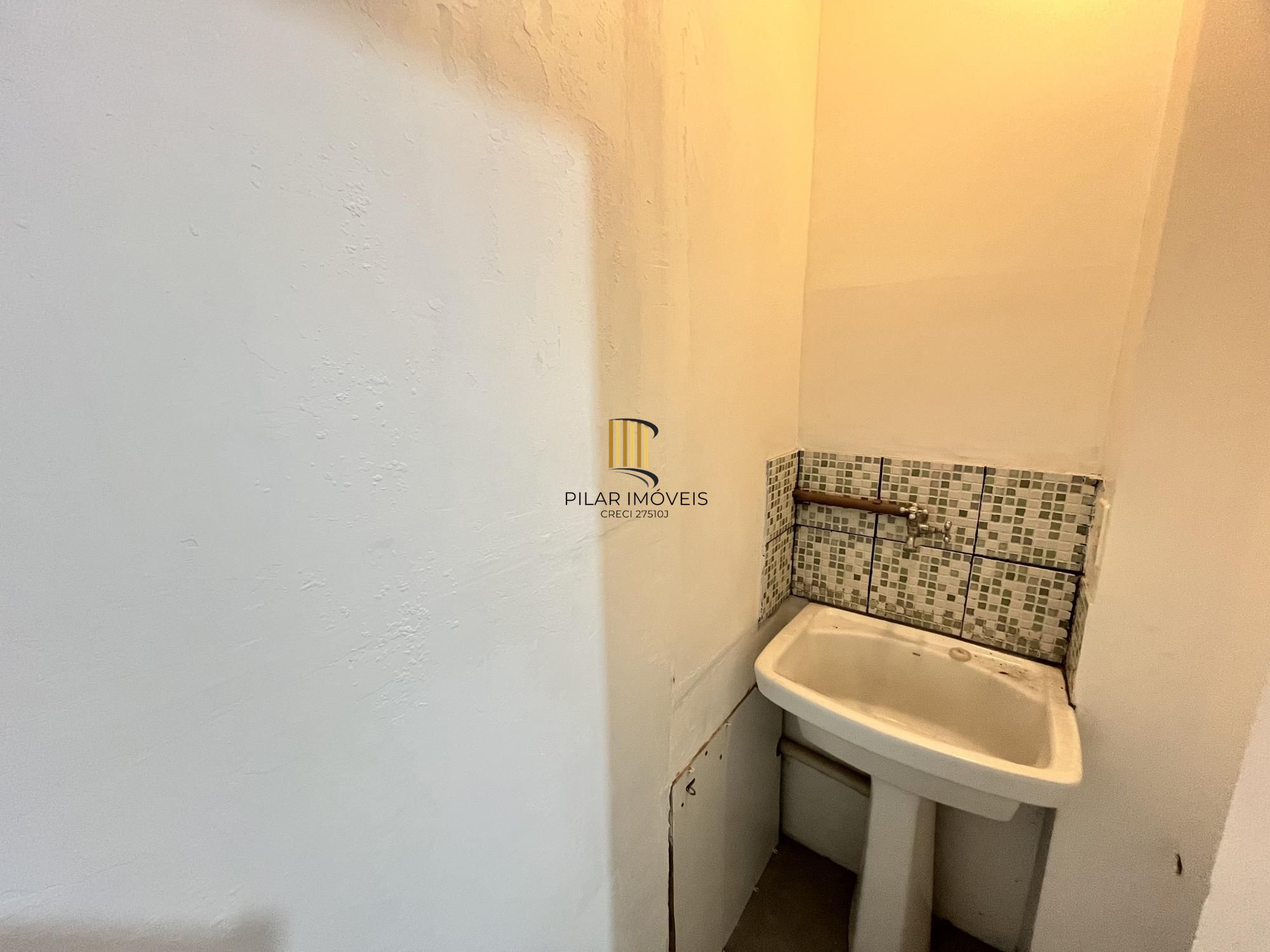 Apartamento desocupado de 1 dormitório, no bairro Azenha em Porto Alegre
