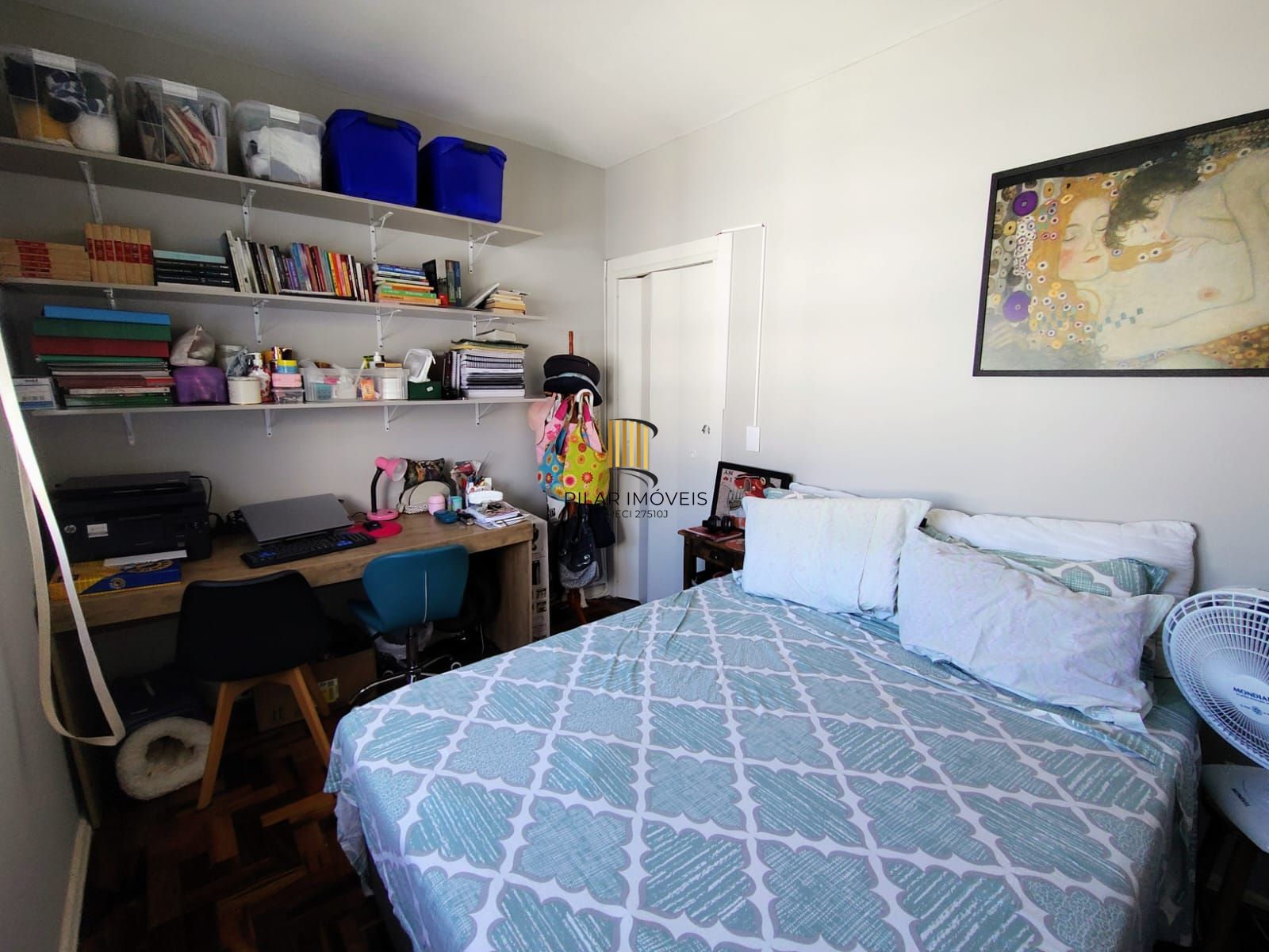 Apartamento de três quartos e uma vaga de garagem rotativa