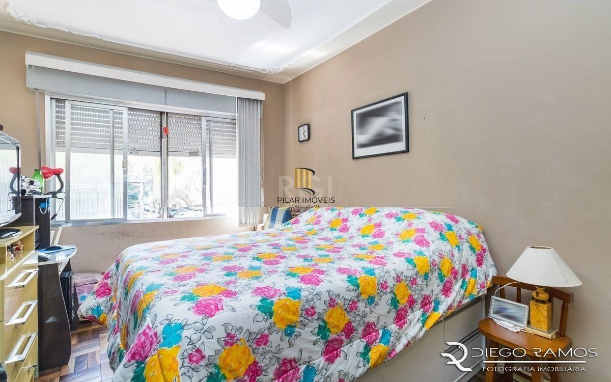 Venda de Apartamento no Bairro Petrópolis 108m² - 3 Dormitórios, varanda, Cozinha: Com churrasqueira e cooktop de 5 bocas.  Apartamento no bairro Petrópolis com 3 amplos dormitórios, sendo 2 de frente
