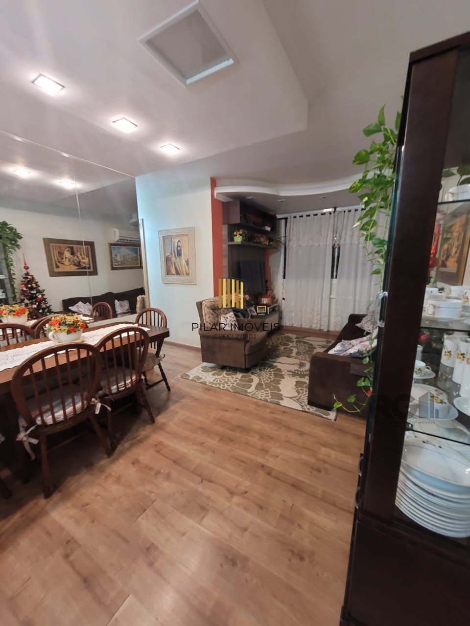 Apartamento de três dormitórios, suíte e uma vaga de garagem no bairro Jardim Carvalho em Porto Alegre.