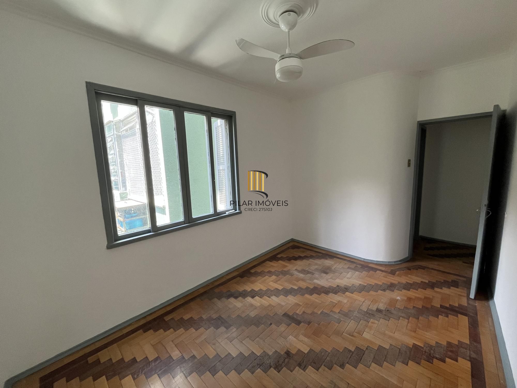 Apartamento de dois quartos em prédio com elevador no bairro Bom Fim em POA/RS