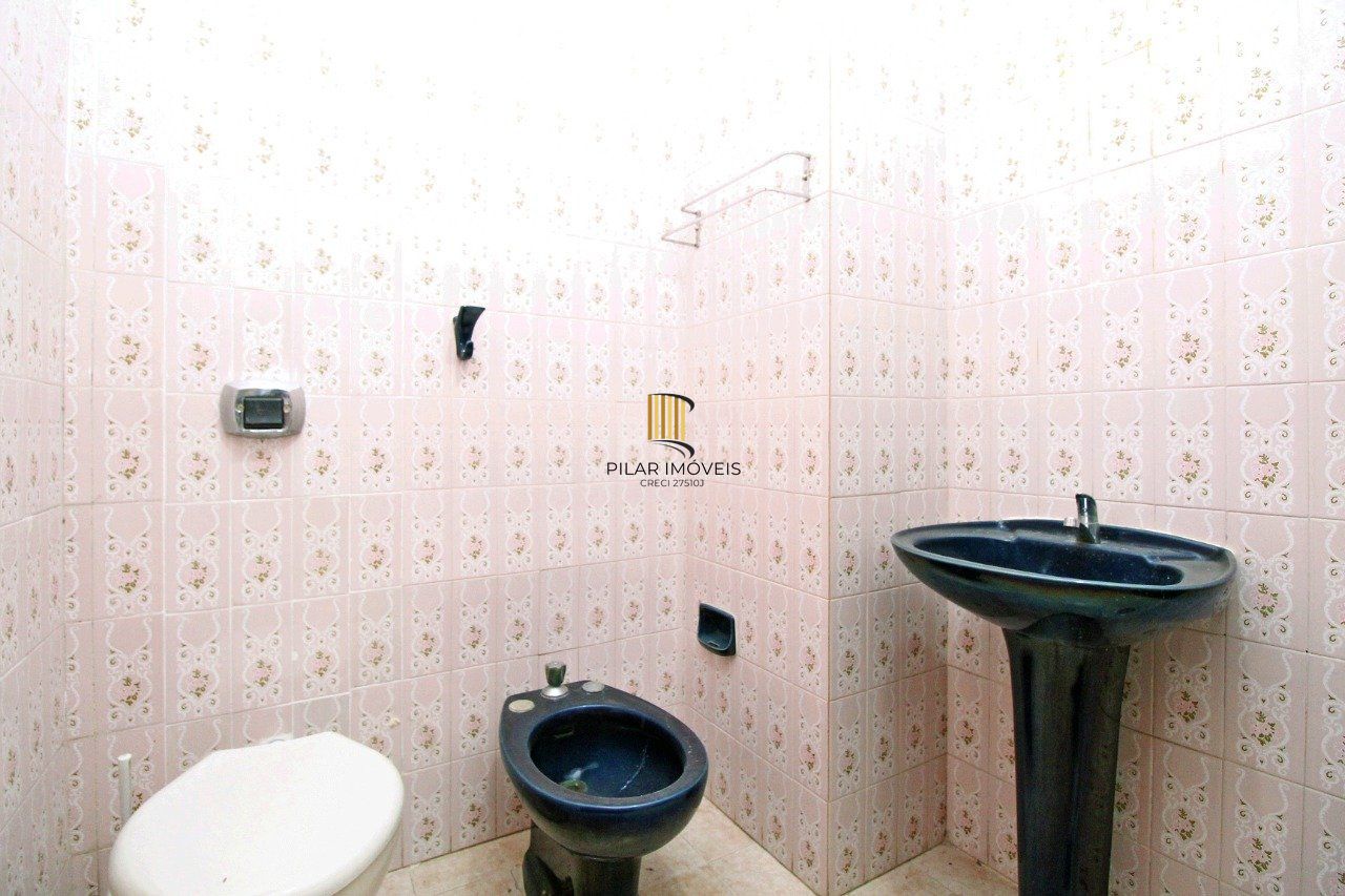 Apartamento de 2 (dois) dormitórios, com excelente localização, no Bairro Petrópolis. Amplo living, cozinha e área de serviço, banho social.