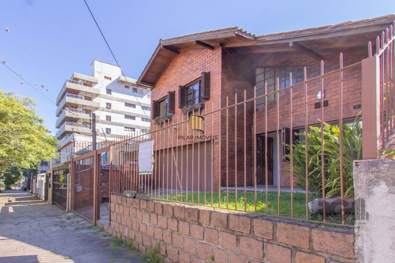 Casa de três quartos, suíte e Três vagas de garagem no bairro São João em POA/RS