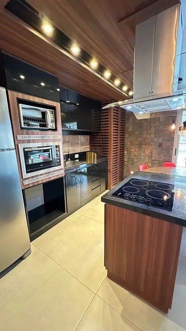 Apartamento 2 dormitórios, sendo 1 suíte, 77 m² de área privativa e 2 vaga(s) de garagem. Localizado na Rua Mario Antunes da Cunha, no bairro Petrópolis em Porto Alegre.