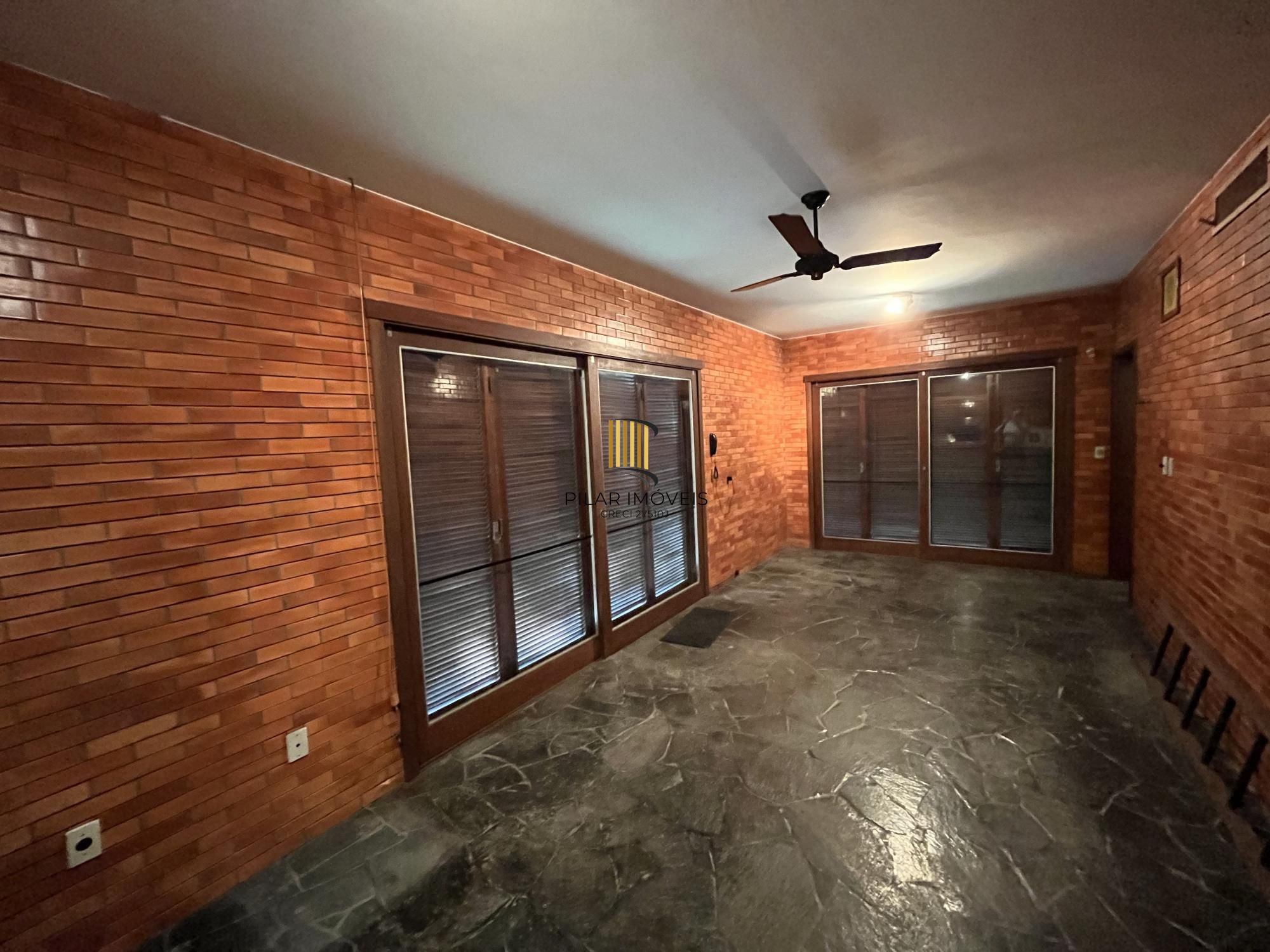 Casa de 4 quartos, 2 suítes e 2 vagas de garagem no bairro Boa Vista em POA