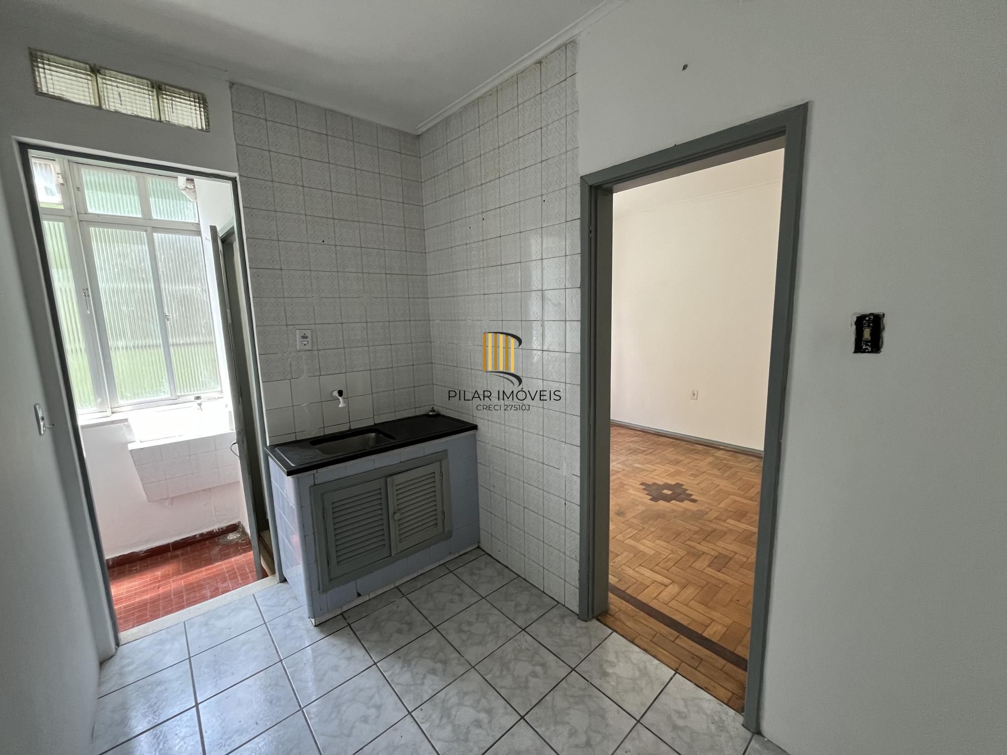 Apartamento de dois quartos em prédio com elevador no bairro Bom Fim em POA/RS