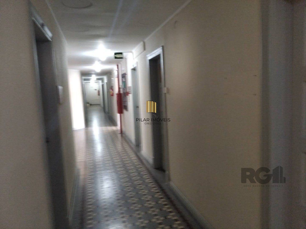 Vende sala com excelente localização próximo do Mercado Público, frente, andar alto. Condomínio oferece: Portaria em horário comercial, elevadores e câmeras de vigilância.