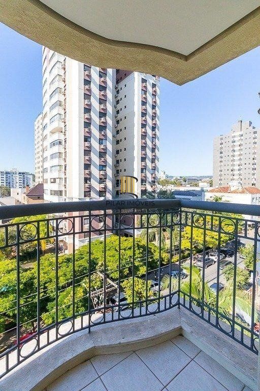   Apartamento de um quarto, suíte e uma vaga de garagem no bairro Menino Deus em Porto Alegre.