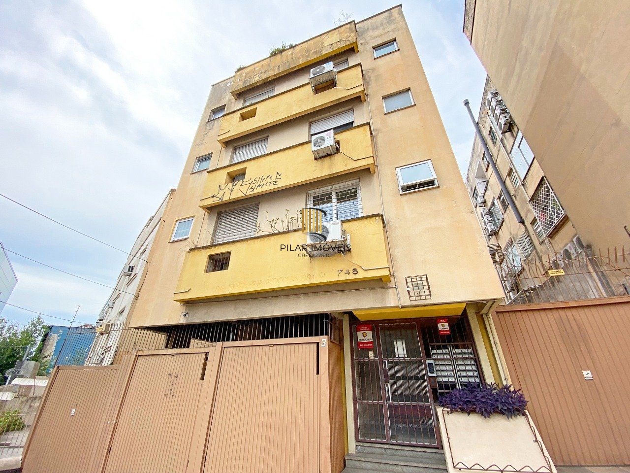 Cobertura de dois dormitórios e dois banheiros, próximo ao hospital Moinhos de Vento e shopping total, bairro Floresta em Porto Alegre. - Pilar Imóveis