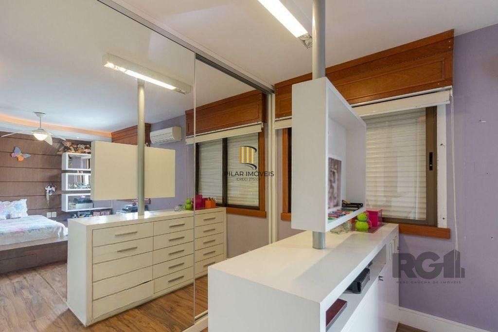 Apartamento de 138m² privativos, 3 dormitórios sendo 1 suíte. Living para 3 bons ambientes com espaço churrasco, sacada integrada e sala de estar. Cozinha com área de serviço separada.