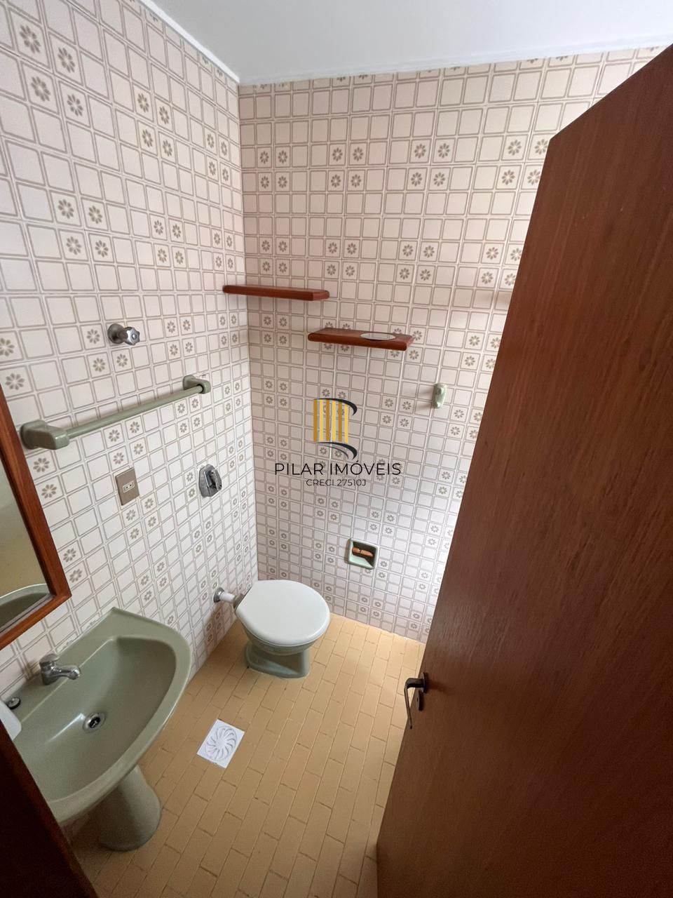 Apartamento de dois quartos e uma vaga de garagem no bairro Petrópolis em POA/RS