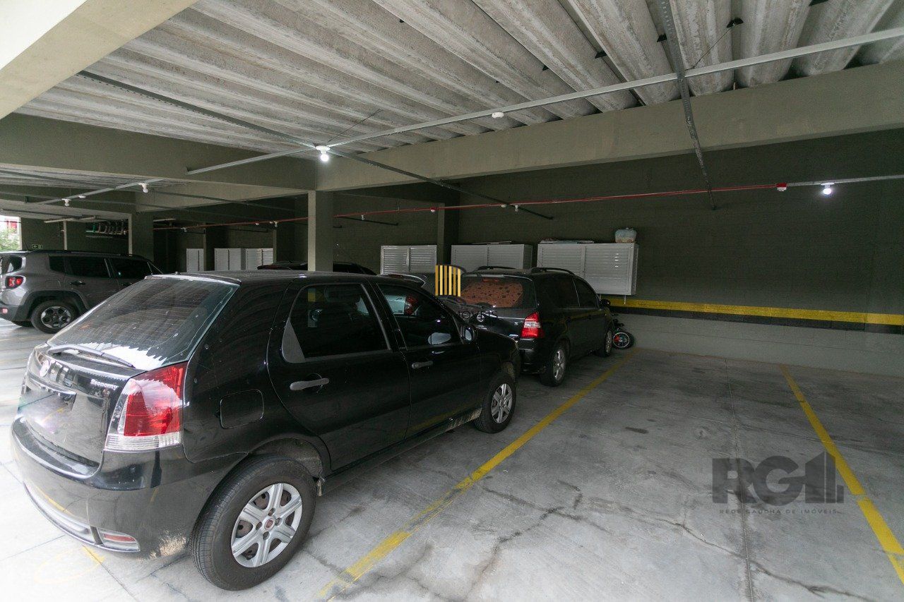 Apartamento semimobiliado e decorado no bairro Auxiliadora, com 91 m²