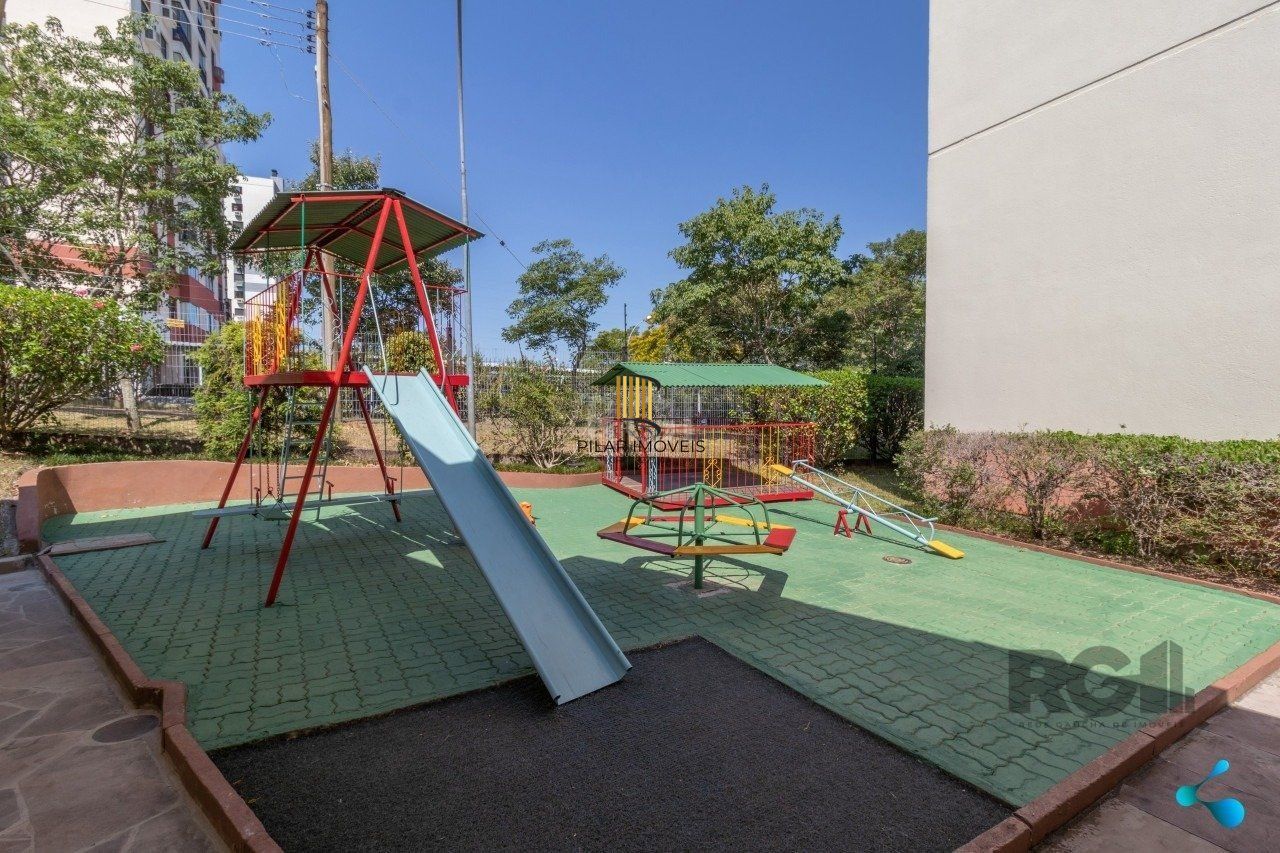 Apartamento de dois quartos e uma vaga de garagem em condomínio com infraestrutura de lazer e segurança.