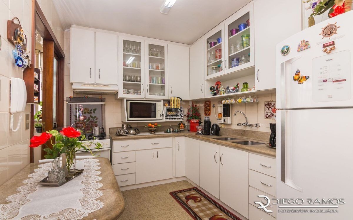 Apartamento de 2 dormitórios ,80 M² com possibilidade de transformação em 3 dormitórios. Living: Para dois ambientes e estar íntimo. Copa-Cozinha: Funcional e bem equipada. Ampla Área de Serviç
