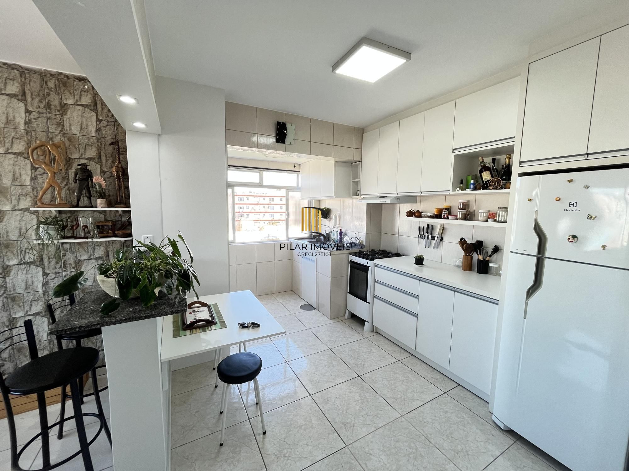 Apartamento de 2 quartos, suíte e 1 vaga de garagem no bairro Farroupilha em POA