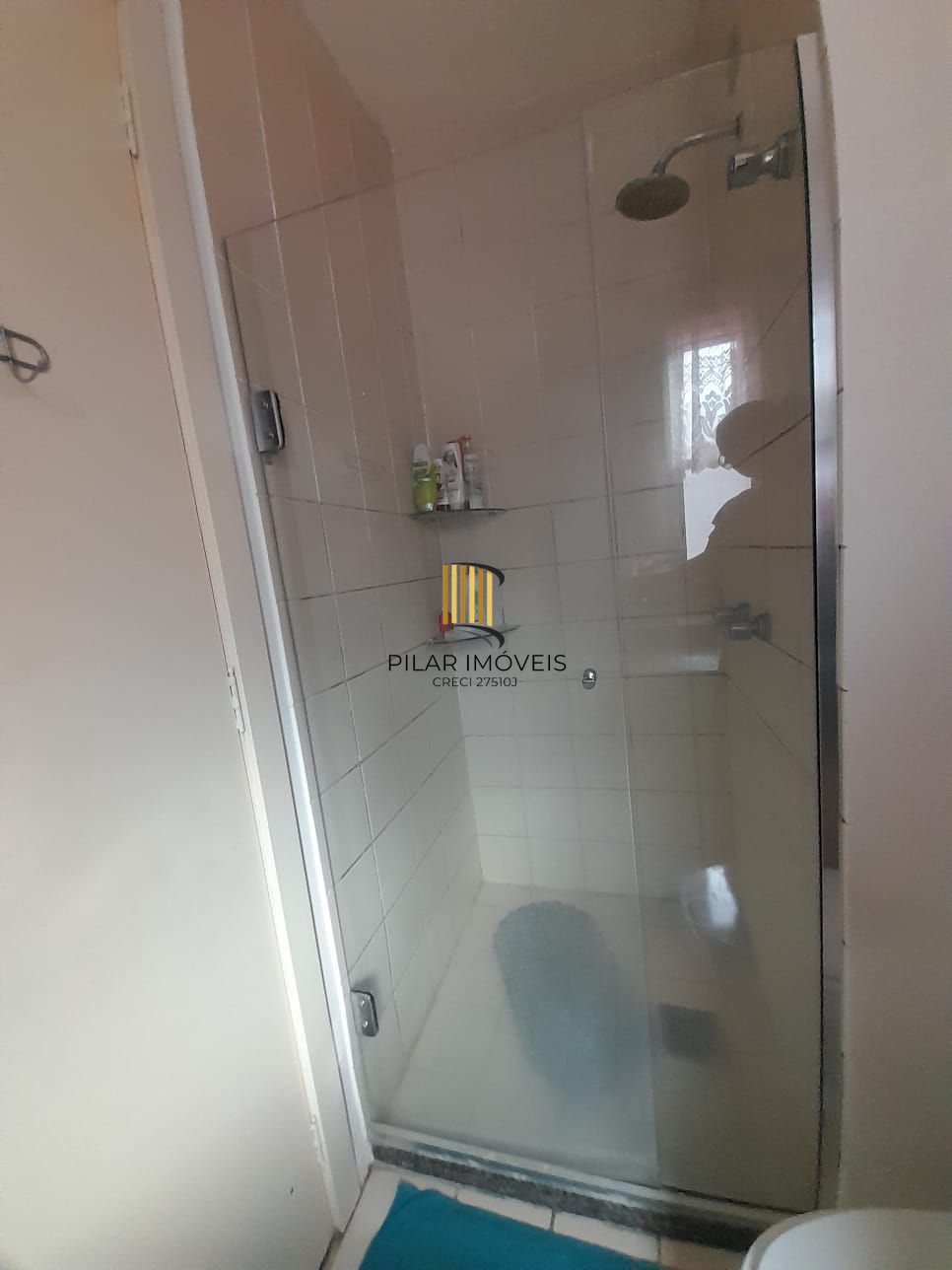 Apartamento de dois quartos e uma vaga de garagem em condomínio com infraestrutura de lazer e segurança.