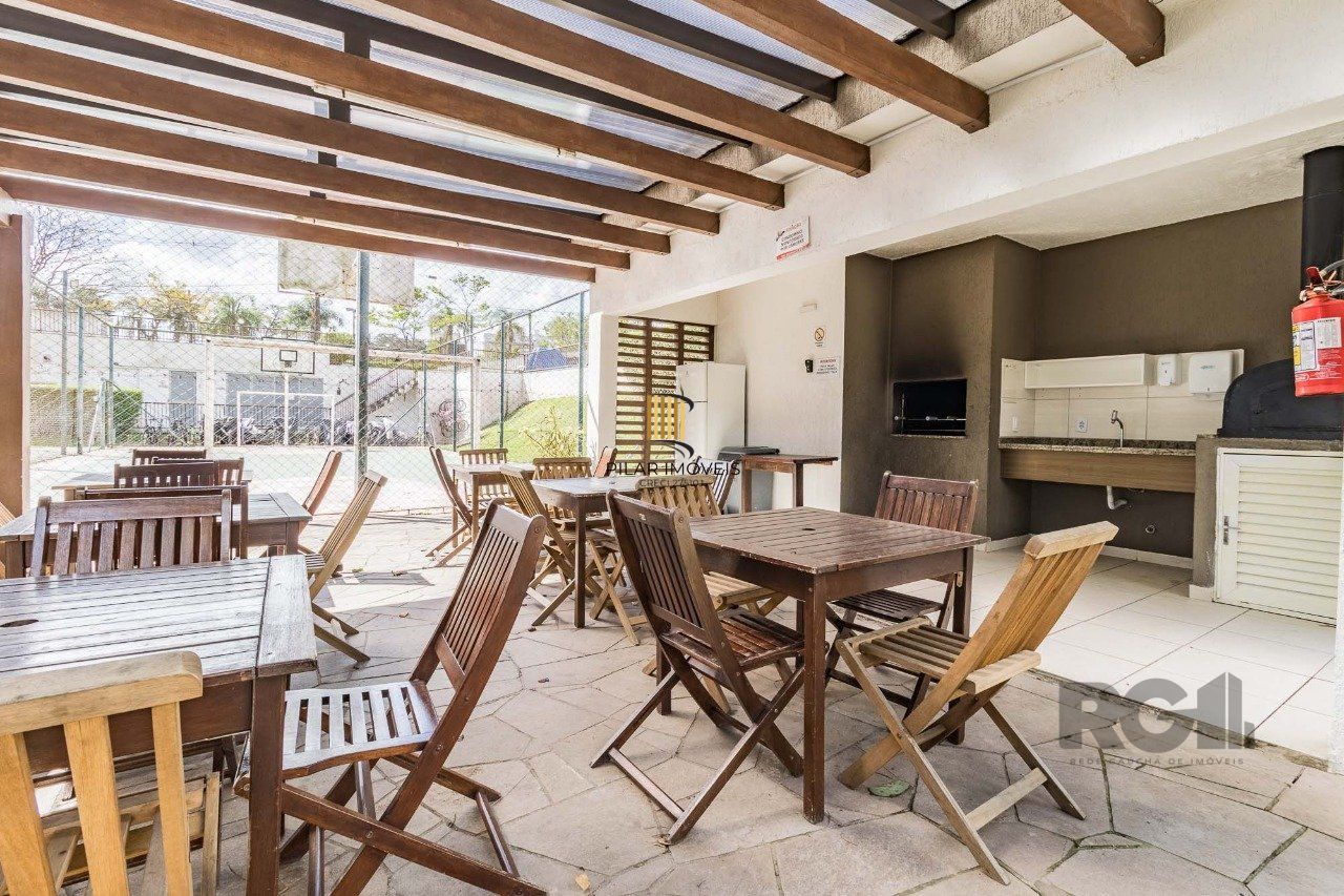   Excelente apartamento semi mobiliado de 3 quartos (dormitórios) transformados em 2 quartos, suíte, churrasqueira e 2 vagas de garagem no bairro Jardim Carvalho em Porto Alegre.