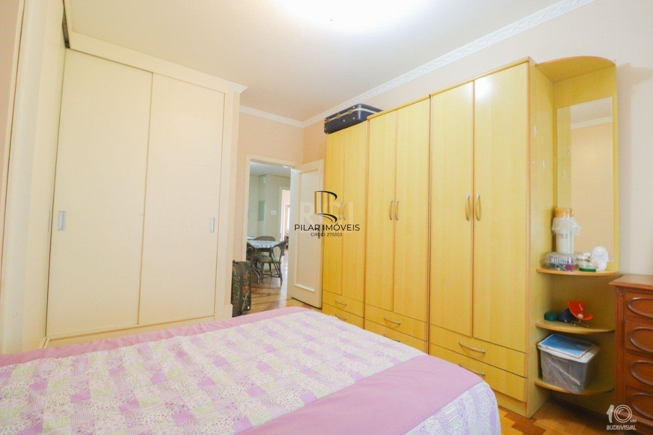 Apartamento á venda com 3 dormitórios com 1 suíte com sacada + 2 sacadas na sala e living, 233,85M²  e 1 vaga de garagem escriturada e coberta, no Bairro Independência em Porto Alegre.
