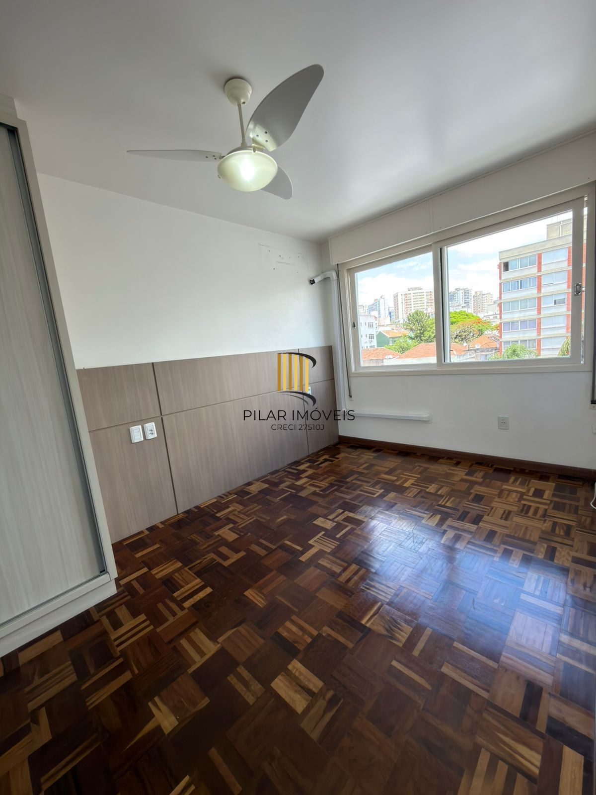 Apartamento de 2 quartos e 1 vaga de garagem no bairro Floresta em POA