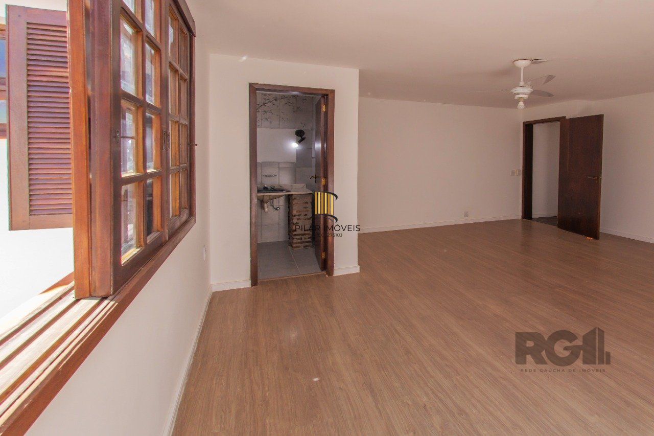 Casa de três quartos, suíte e Três vagas de garagem no bairro São João em POA/RS